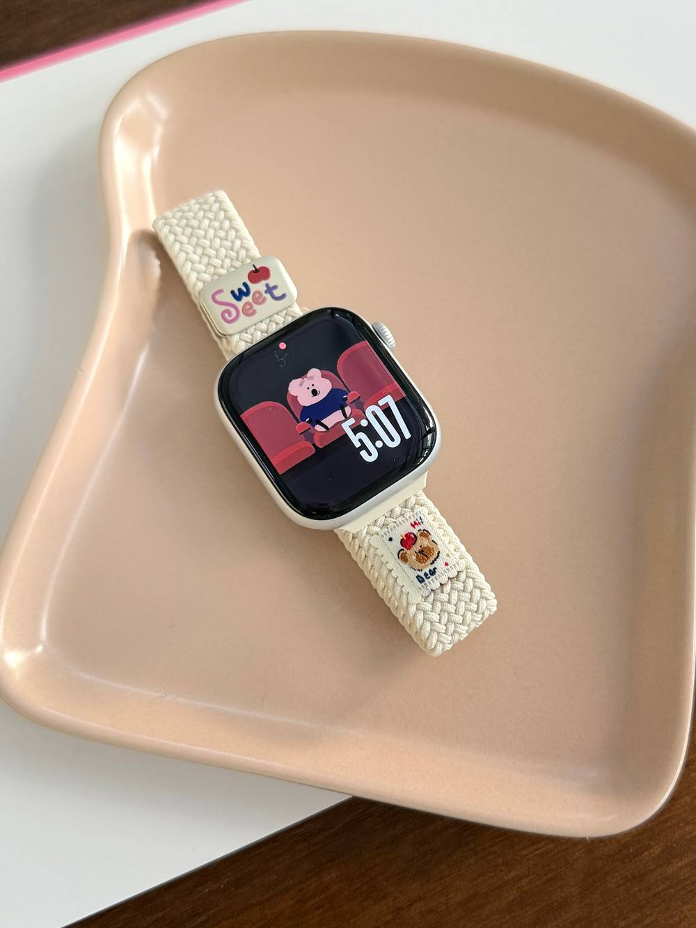 素敵な漫画風クマの磁気ナイロンループ Apple Watch - Milanese Loop Magnetic のレビューと価格