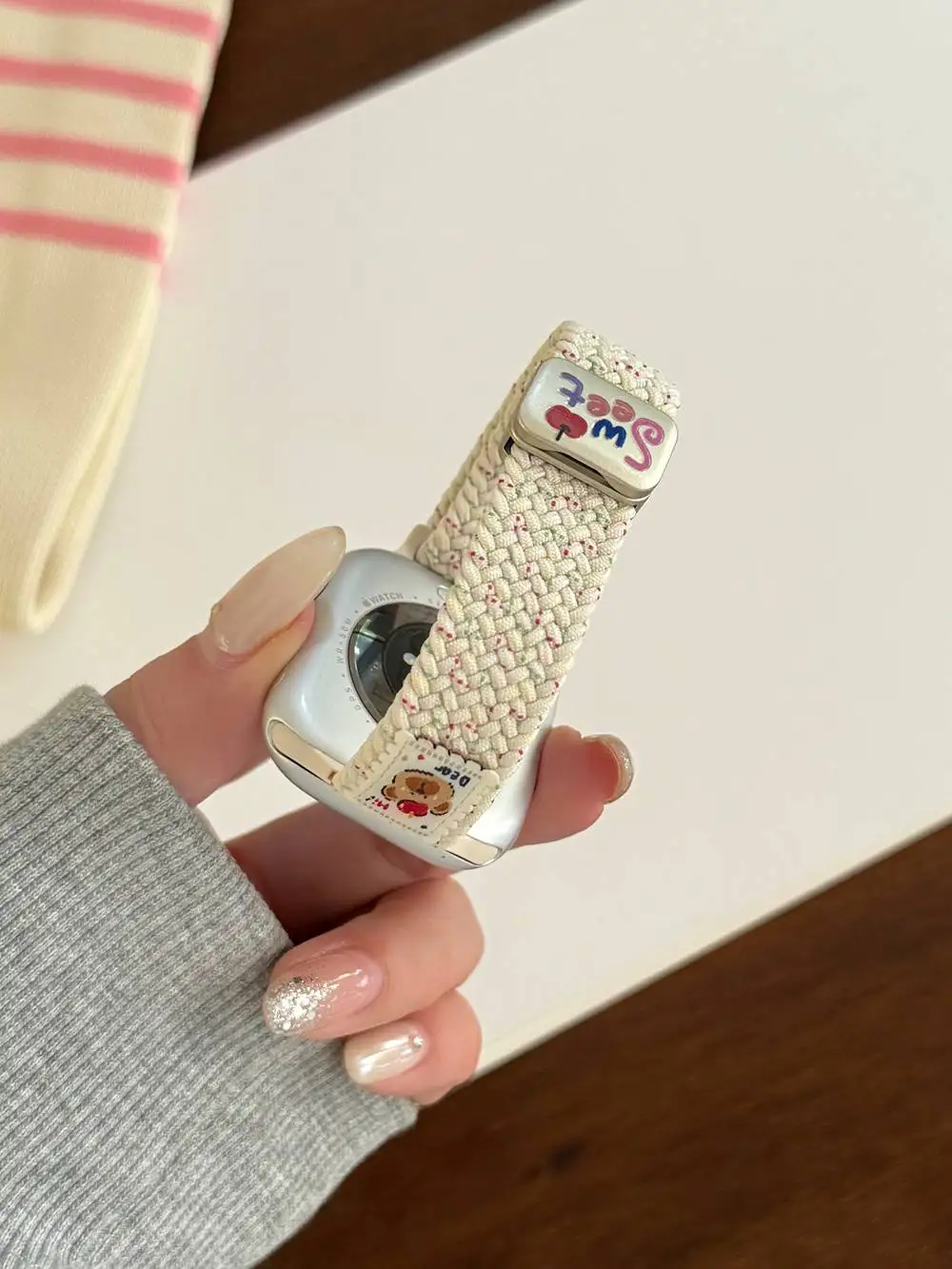 素敵な漫画風クマの磁気ナイロンループ Apple Watch - Milanese Loop Magnetic のレビューと価格