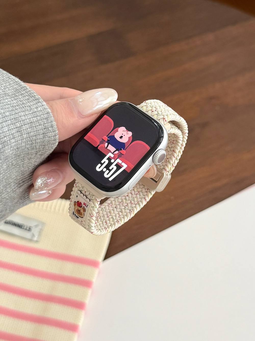 素敵な漫画風クマの磁気ナイロンループ Apple Watch - Milanese Loop Magnetic のレビューと価格